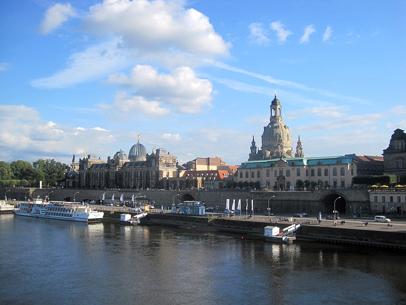 Blick über die Elbe auf die Altstadt von Dresden