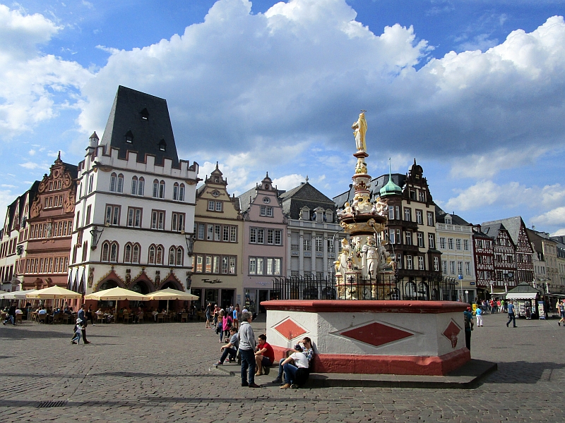 Petrusbrunnen auf dem Hauptmarkt Trier