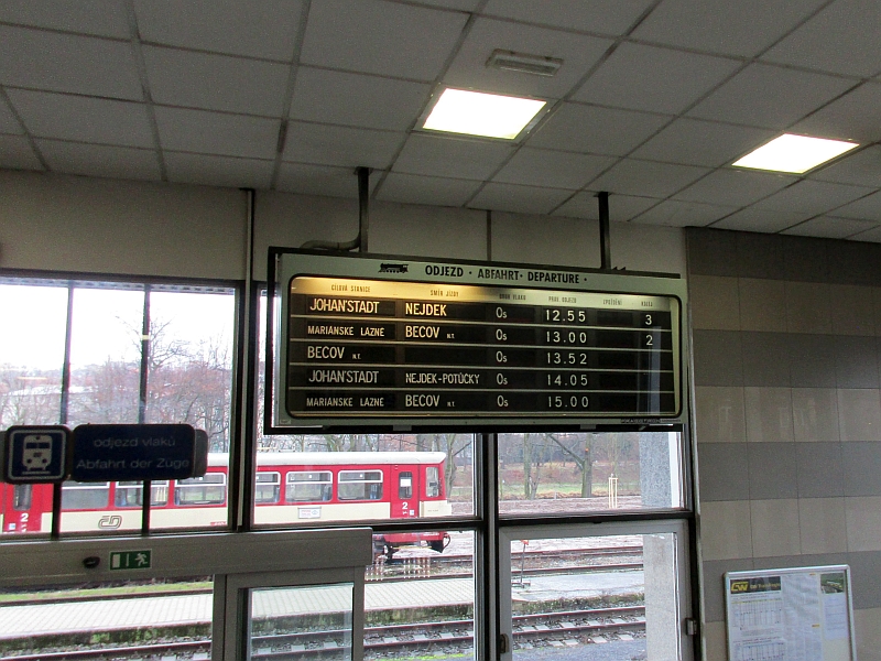 Anzeigetafel im Bahnhof Karlovy Vary dolní nádraí