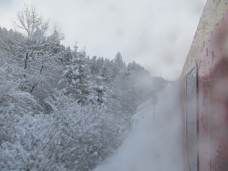 Fahrt am offenen Zugfenster durch das Schneegestöber