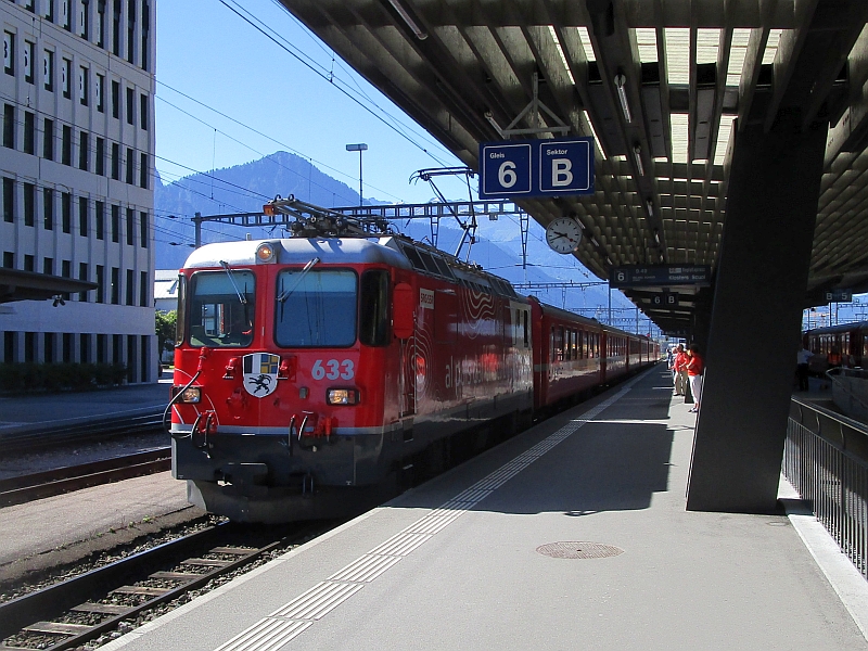 RegioExpress von Landquart nach Scuol-Tarasp mit einer Lok der Reihe RhB Ge 4/4 II