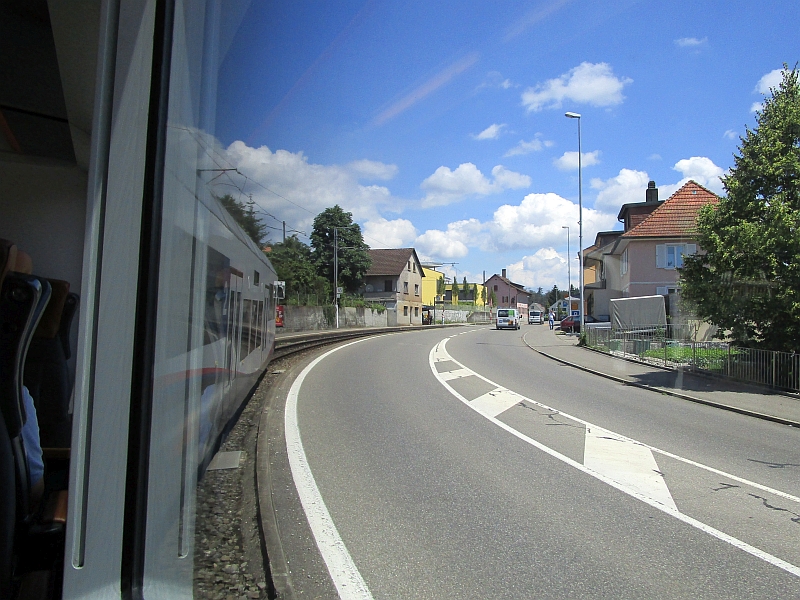 Paralleler Verlauf von Straße und Gleis der Suhrentalbahn