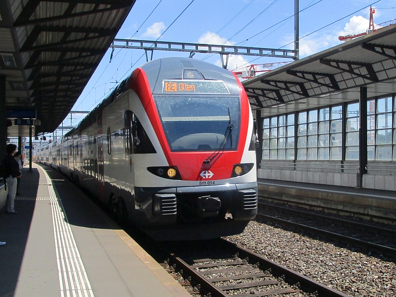 Einfahrt eines Regio-Dostos in den Bahnhof Aarau