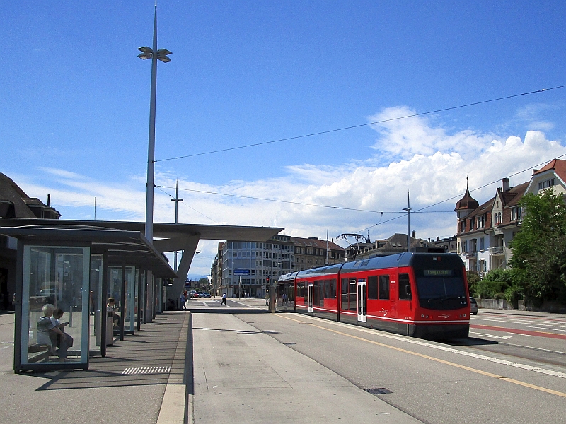Triebzug der asm nach der Ankunft auf dem Bahnhofsvorplatz von Solothurn