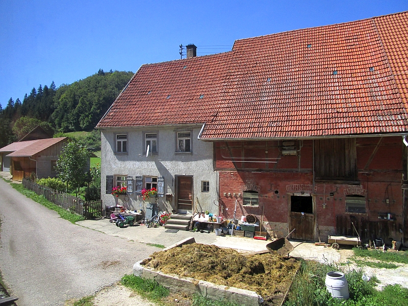 Bauernhof an der Bahnstrecke in Sondernach