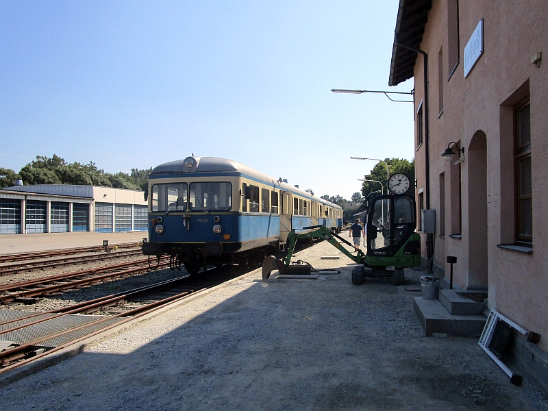 Triebwagen der Wanderbahn nach der Ankunft im Bahnhof Viechtach