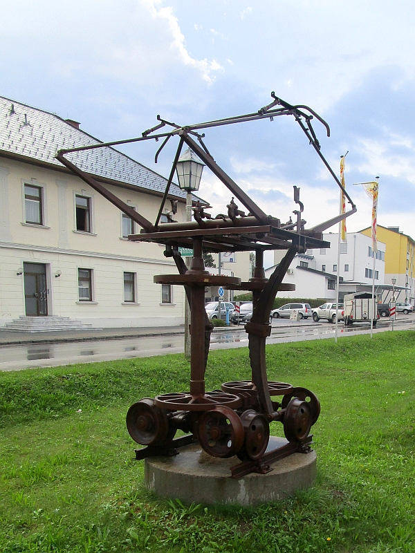 Skulptur 'Spurwechsel' auf dem Bahnhofsvorplatz von Vorchdorf-Eggenberg