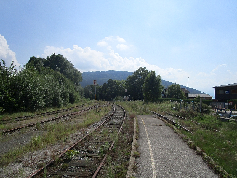 Gleise in Richtung See am Bahnhof Kammer-Schörfling