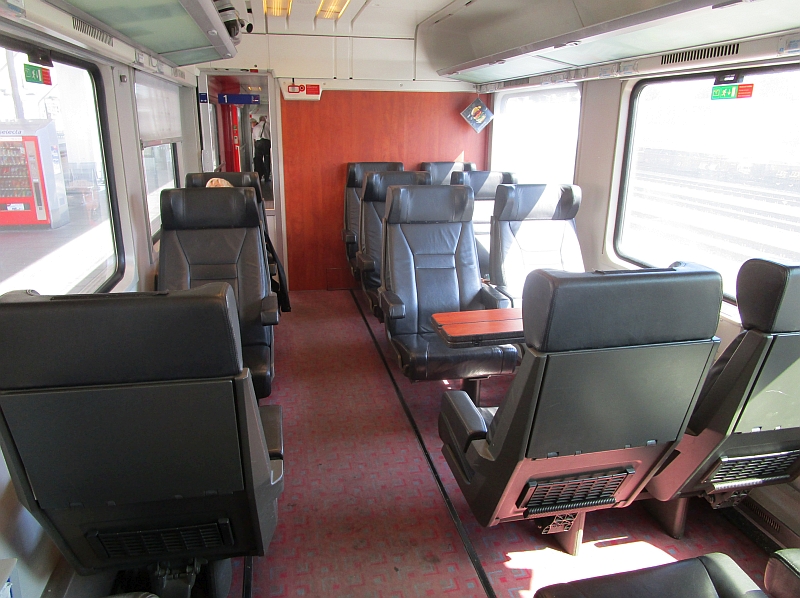 Erste-Klasse-Großraumwagen im Intercity der ÖBB