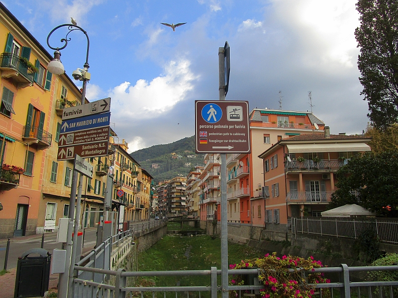 Wegweiser zur Drahtseilbahn in Rapallo