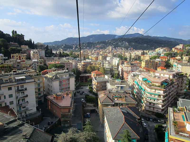 Blick von der Seilbahn Funivia Rapallo-Montallegro auf die Talstation