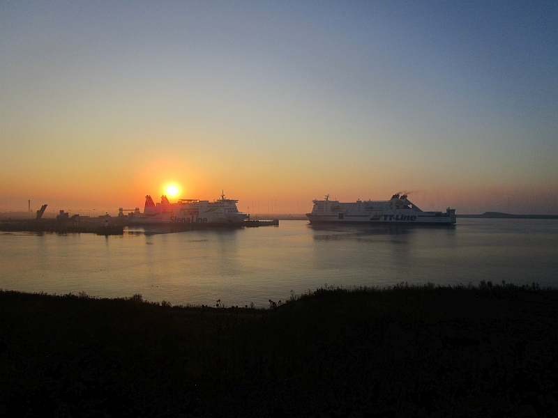 Sonnenaufgang über dem Fährhafen von Trelleborg