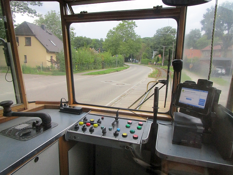Blick auf den rückwärtigen Führerstand bei der Fahrt mit der Straßenbahn Woltersdorf