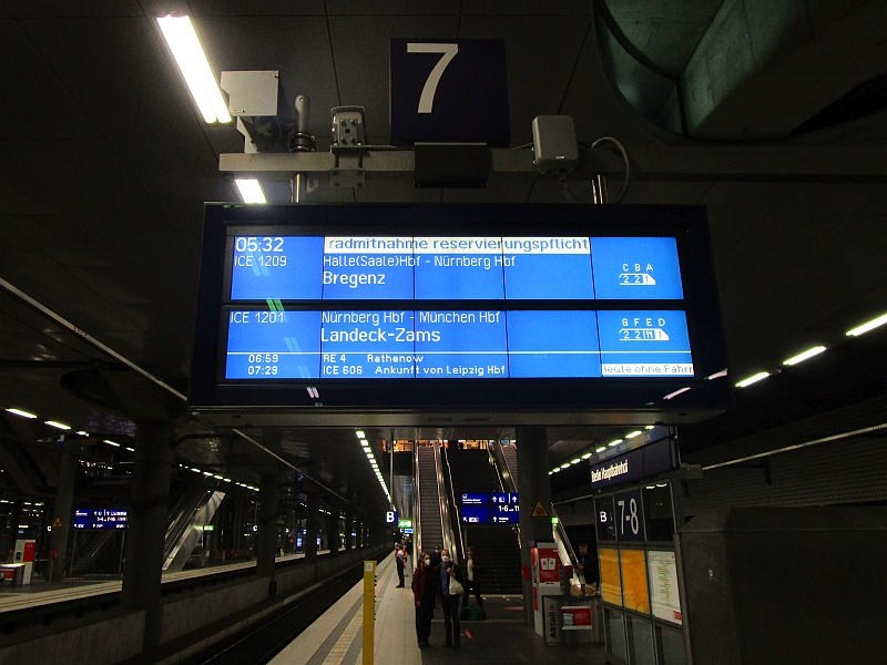 ICE 1209 auf dem Fahrtzielanzeiger im Hauptbahnhof Berlin