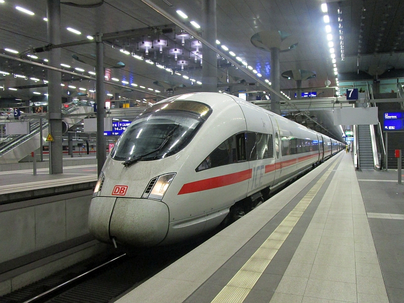 ICE-T-Triebzug als ICE 1209 mit ICE 1201 im Hauptbahnhof Berlin